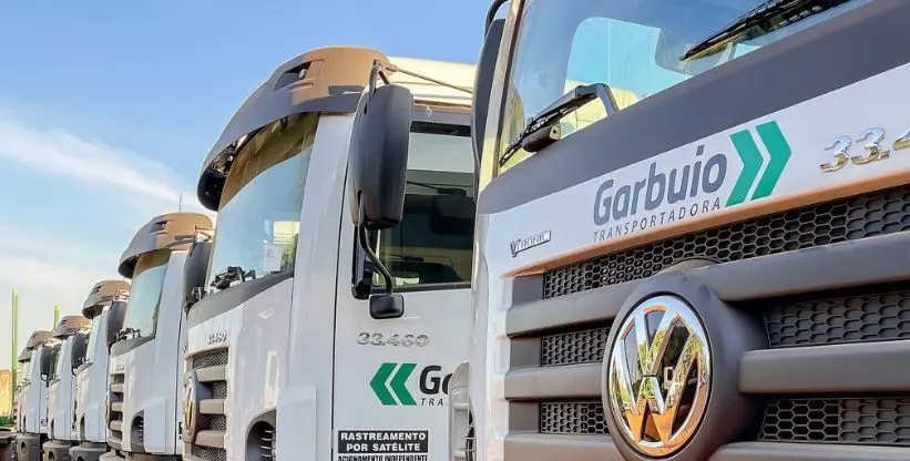 A foto mostra uma frota de caminhões da Transportadora Garbuio
