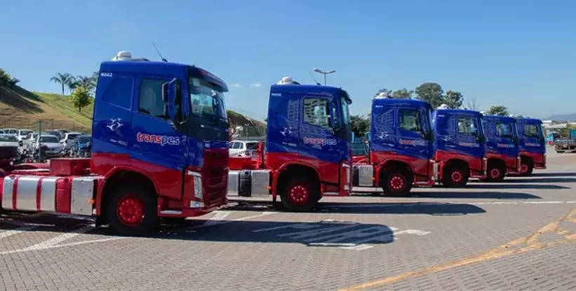 A foto mostra várias carretas da Transpes Logística