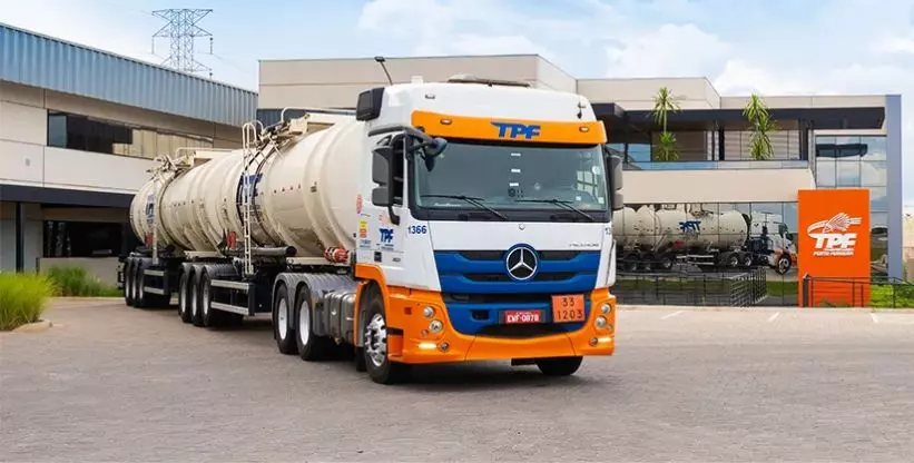 A foto mostra uma carreta da TPF - Transportadora Porto Ferreira