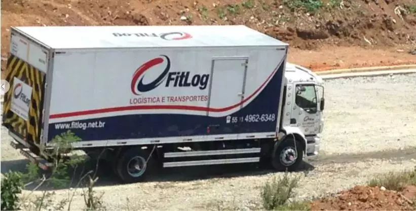 A foto mostra um caminhão da FitLog Logística
