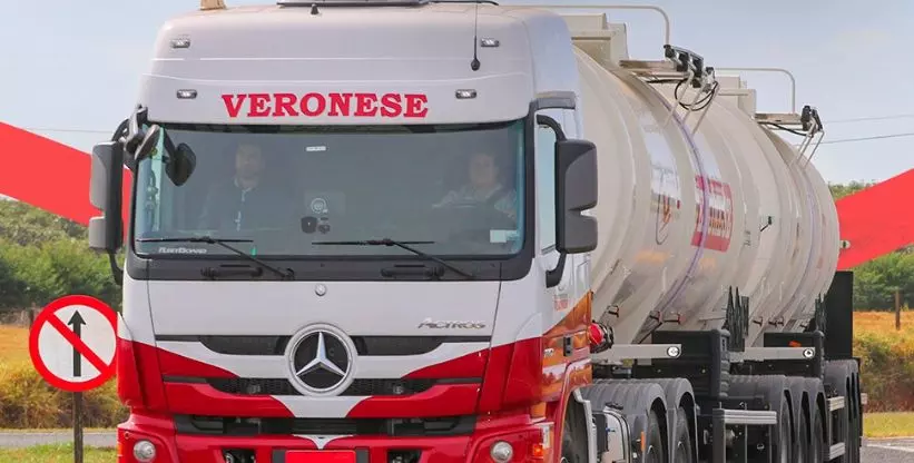 A foto mostra uma carreta bitrem da Veronese Transportes