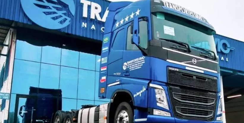 A foto mostra um caminhão azul da Transportes Silvio