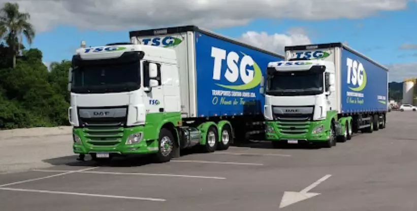 A foto mostra duas carretas da TSG - Transportes Silveira Gomes