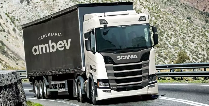 A foto mostra uma carreta da Rotele - Distribuidora da AMBEV