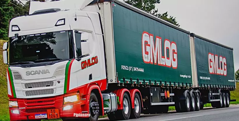 A foto mostra uma carreta da GMLOG Transportes