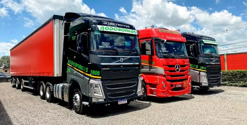 A foto mostra 3 carretas da Rodoborges Transportes