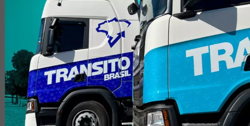 A foto mostra dois caminhões da Transito Brasil