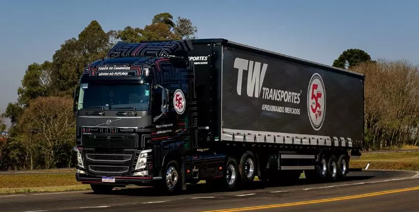 A foto mostra uma carreta da TW Transportes