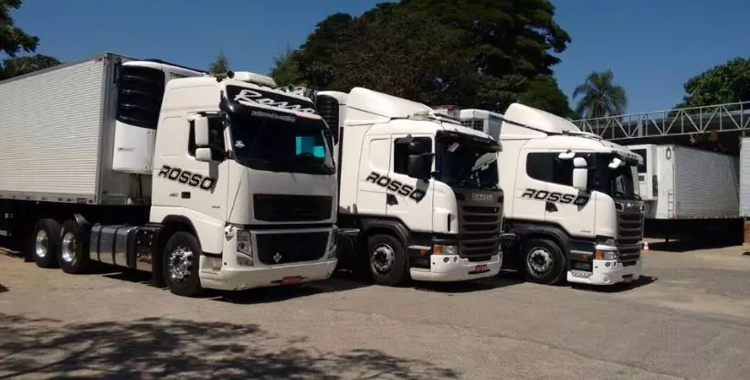 A foto mostra 3 carretas da Transportes Rosso