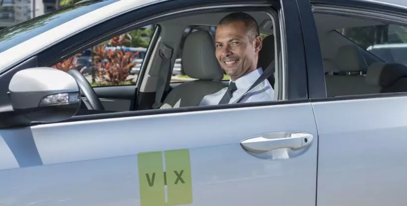 A foto mostra um carro e um motorista da VIX Logística