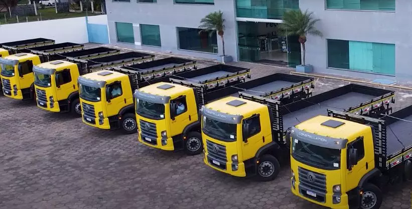 A foto mostra uma frota de caminhões Truck da Ouro Safra