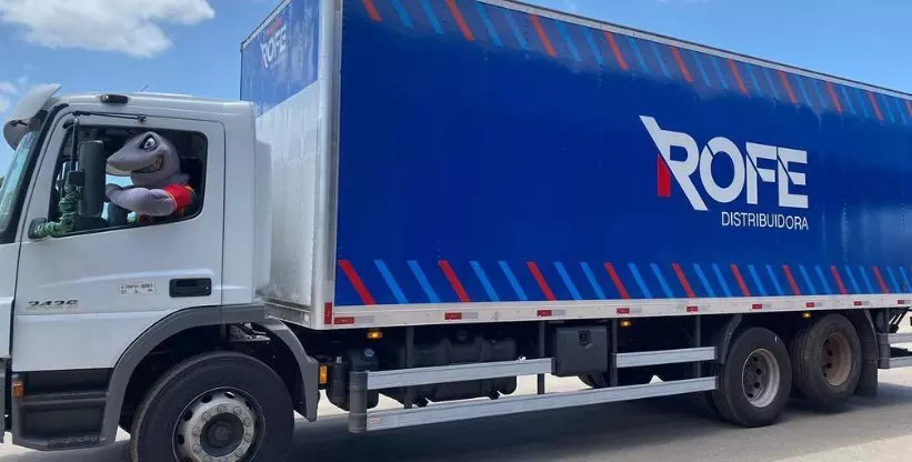 A foto mostra um caminhão da Rofe Distribuidora