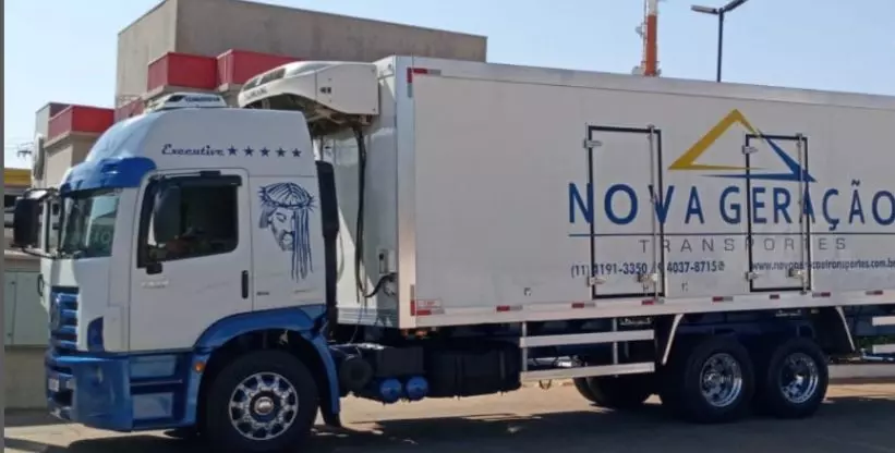 A foto mostra um caminhão da Nova Geração Transportes