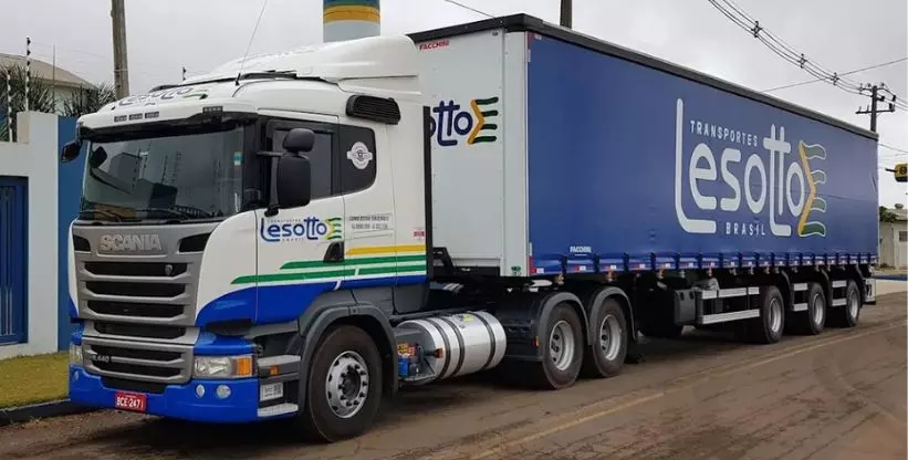 A foto mostra uma carreta da Transportes Lesotto
