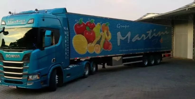 A foto mostra uma carreta do Grupo Martini Frutas