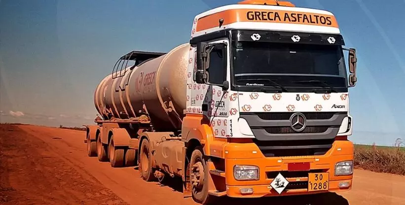 A foto mostra uma carreta da GRECA Asfalto
