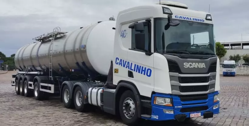 A foto mostra uma carreta da Transportes Cavalinho