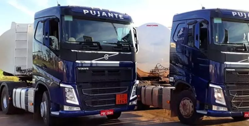 A foto mostra duas carretas da Pujante Transportes