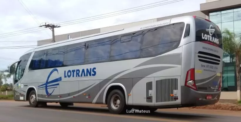 A foto mostra um ônibus da Lotrans