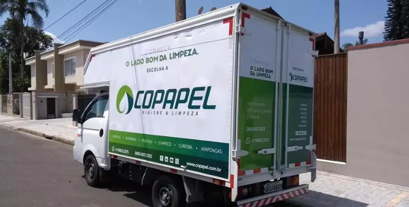 A foto mostra um caminhão da Copapel