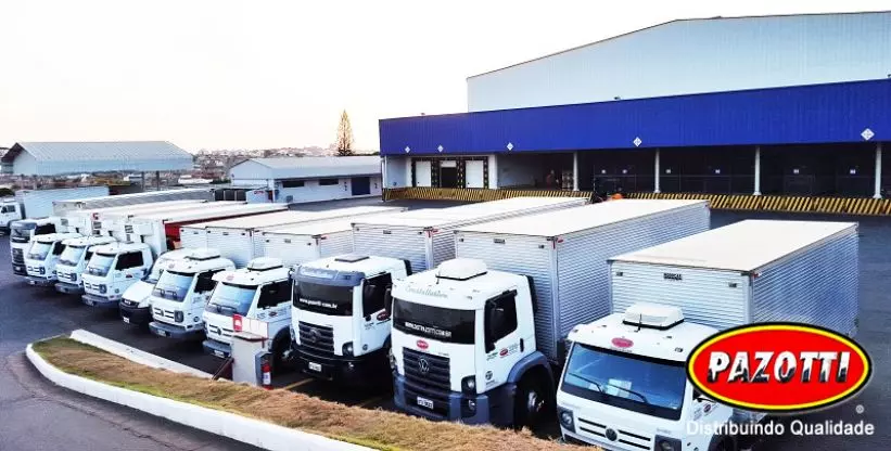 A foto mostra a frota de caminhões da Distribuidora Pazotti