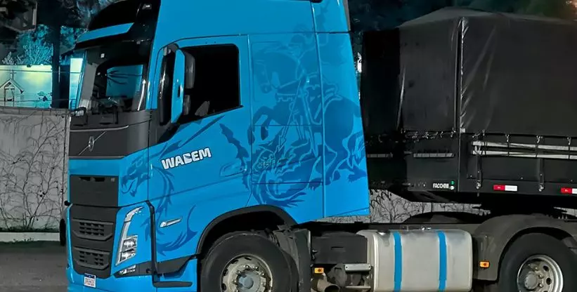A foto mostra uma carreta da Wabem
