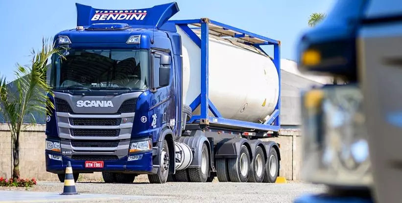A foto mostra uma carreta da Bendini Transportes