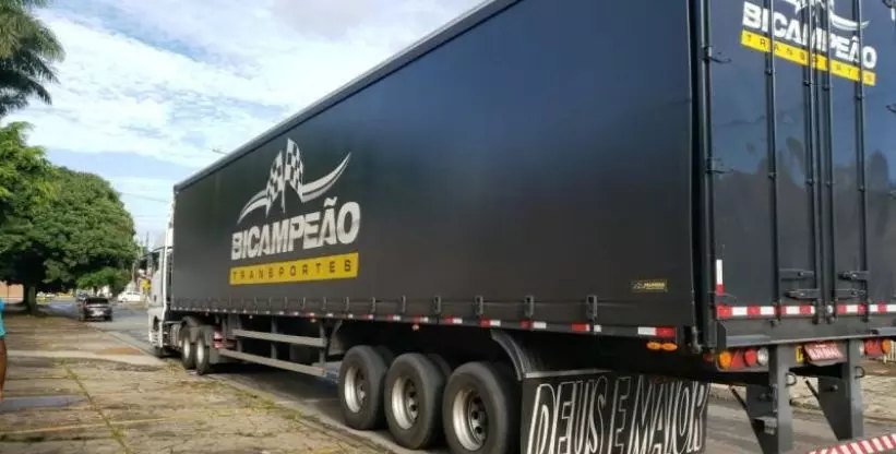 A foto mostra uma carreta da Bicampeão Transportes