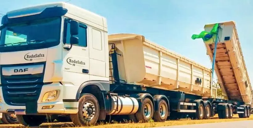A foto mostra um carreta rodotrem da Rodosafra Transportes