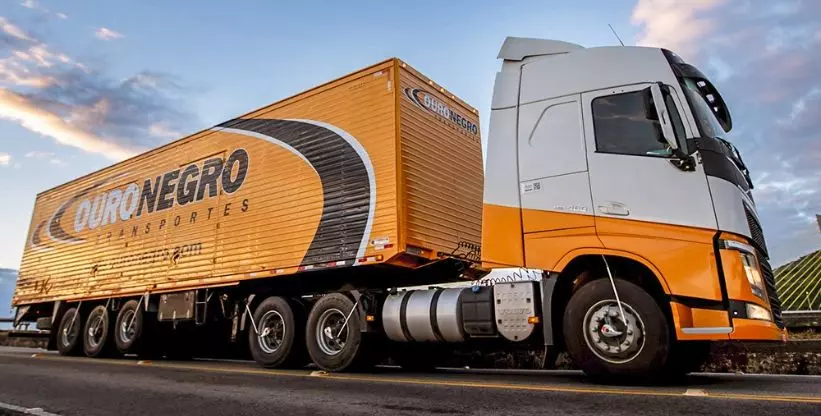 A foto mostra uma carreta da Ouro Negro Transportes