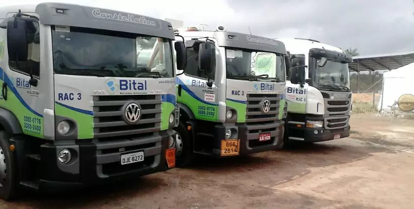 A foto mostra uma frota de caminhões da Bital Ambiental