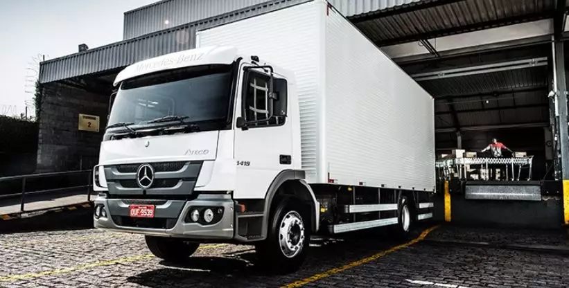 A foto mostra um caminhão Truck branco