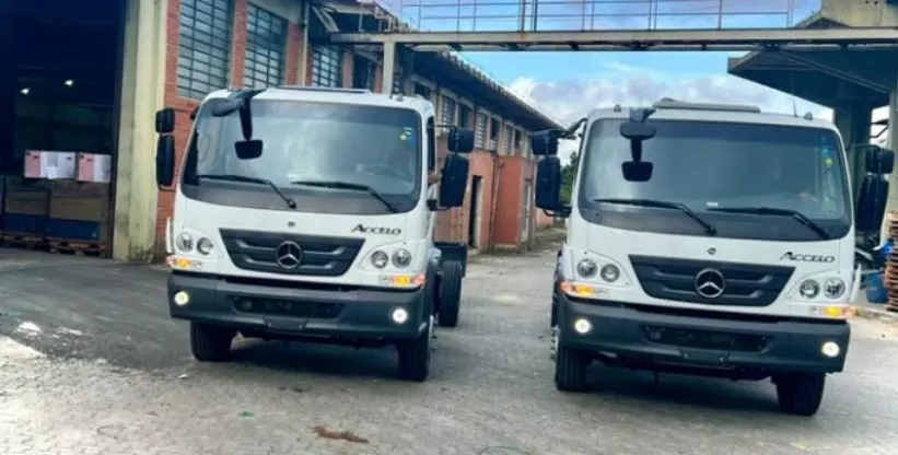 A foto mostra dois caminhões da DeNobre Transportes