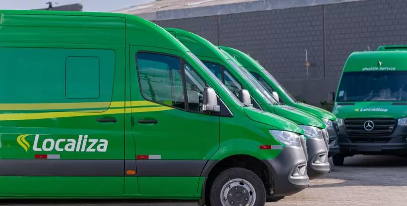 A foto mostra uma frota de vans da Localiza