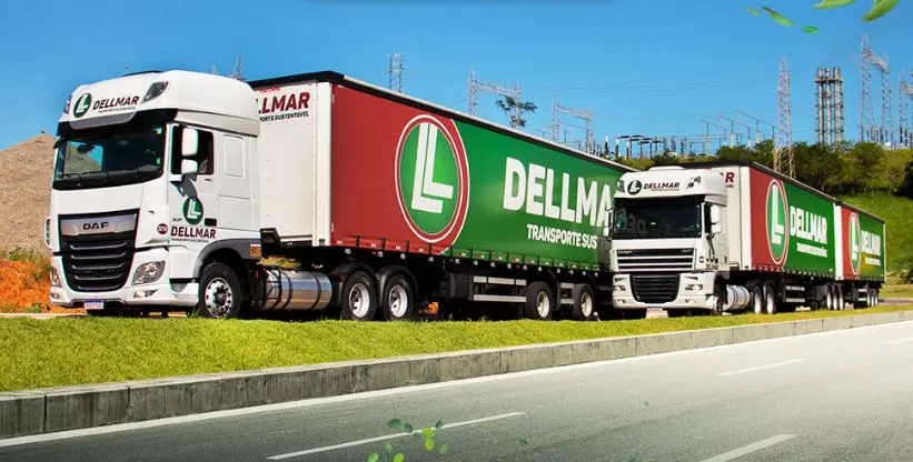 A foto mostra duas carretas da Dellmar Transporte
