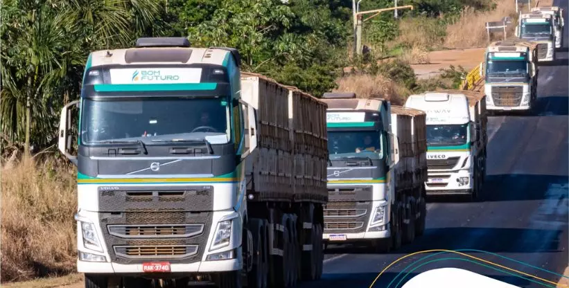 A foto mostra várias carretas da Bom Futuro na estrada