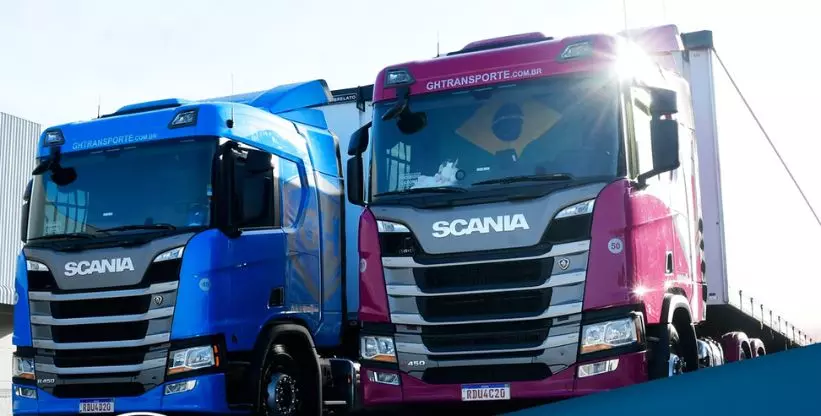 A foto mostra duas carretas da GH Transporte e Logística