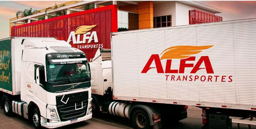 A foto mostra alguns caminhões da Alfa Transportes