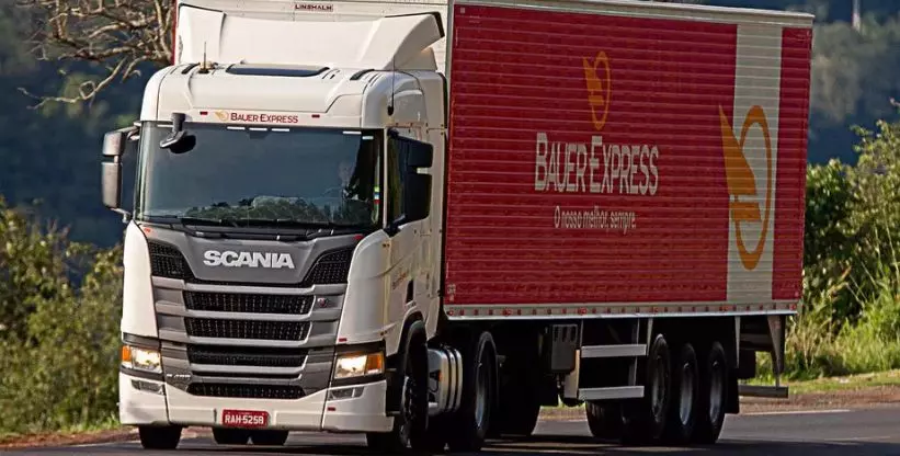 A foto mostra uma carreta da Bauer Express