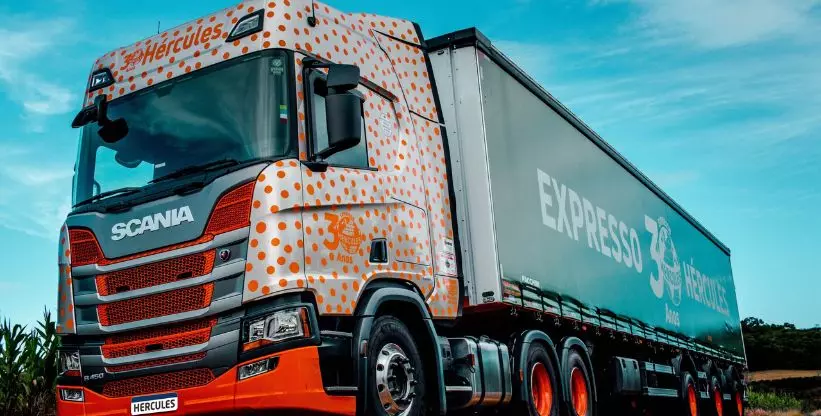 A foto mostra uma carreta da Expresso Hércules