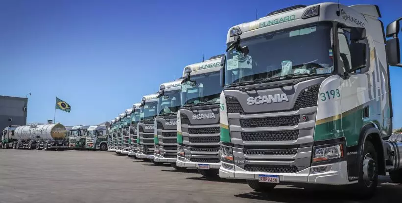 A foto mostra a frota de caminhões e carretas da Hungaro Transportes