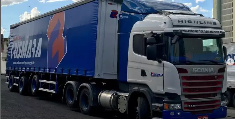A foto mostra uma carreta da Rodoviário Crismara