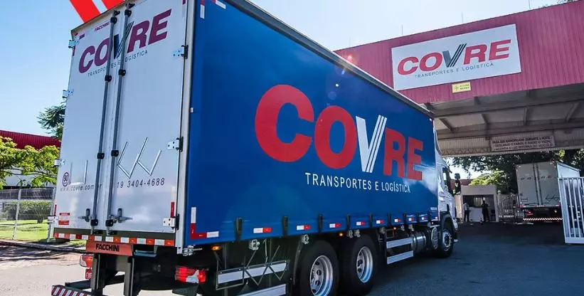 A foto mostra um caminhão Truck da Covre Transportes e Logística