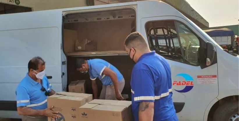 A foto mostra um van de carga da Fadel Transportes
