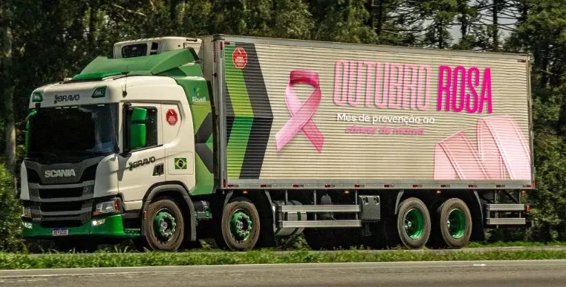 A foto mostra um caminhão da Bravo Serviços Logísticos