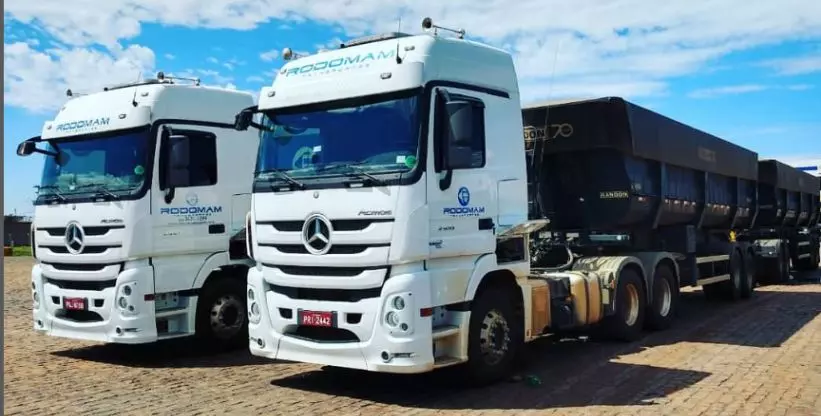 A foto mostra duas rodotrens da Rodomam Transportes