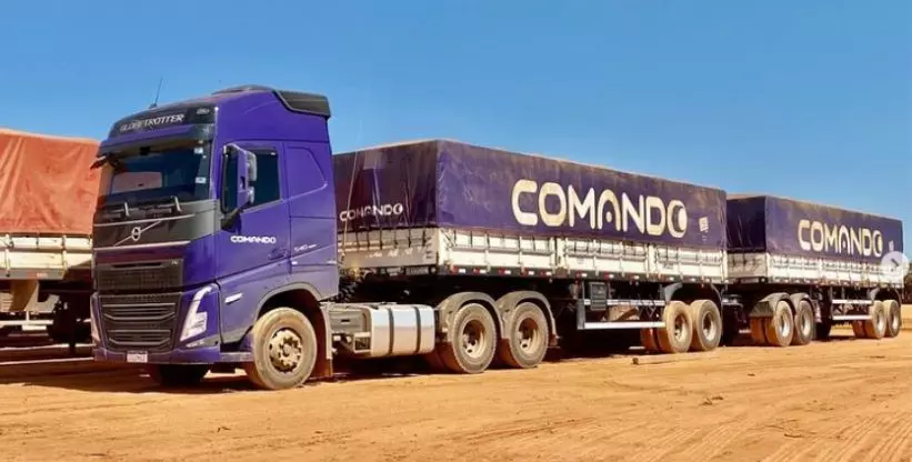 A foto mostra um rodotrem da Comando Transportes e Logística