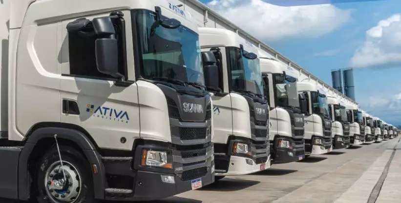 A foto mostra uma frota de carretas da Ativa Logística