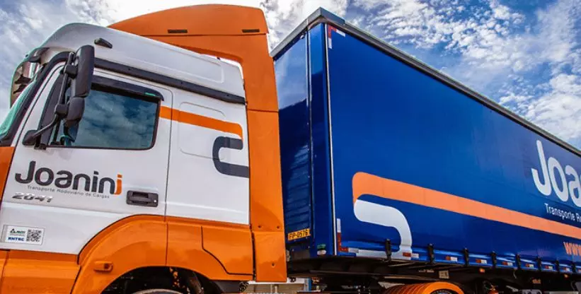 A foto mostra uma carreta da Joanini Transportes