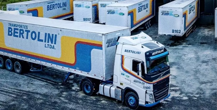 A foto mostra uma frota de carretas da Transportes Bertolini
